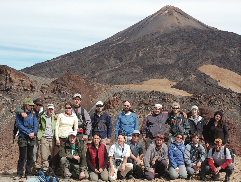 Earth sciences students from the Universite´ du Que´bec (Chicoutimi & Montreal) on the field trip of a lifetime: the little known but still active El Teide–Pico Viejo stratovolcanoes within the Las Can~adas caldera complex on the Canary Islands, organized by Wulf Mueller in October 2007. Many students in the group were working on ancient deformed volcanic areas in Canada (e.g. the Abitibi greenstone belt).