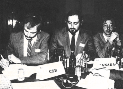 Trois étudiants de McGill au 1er symposium international des étudiants en exploitation minière à Cracovie, en Pologne. De gauche à droite : Dave Neuberger, Luciano Piciacchia et Stephen Kibsey font une présentation sur « Un aperçu de l'industrie minière canadienne » | CIM Bulletin 1985